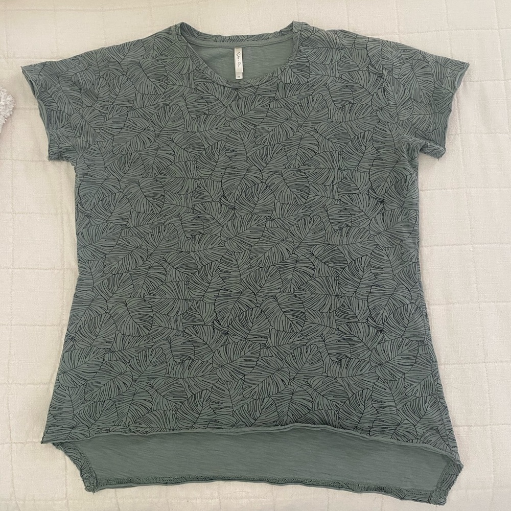 Rylee + Cru womens monstera leaf print tee